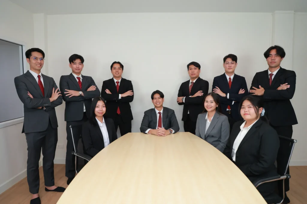ทีมทนาย Intimate Lawyer ถ่ายภาพร่วมกันในห้องประชุมสำนักงาน