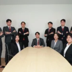 ทีมทนาย Intimate Lawyer ถ่ายภาพร่วมกันในห้องประชุมสำนักงาน
