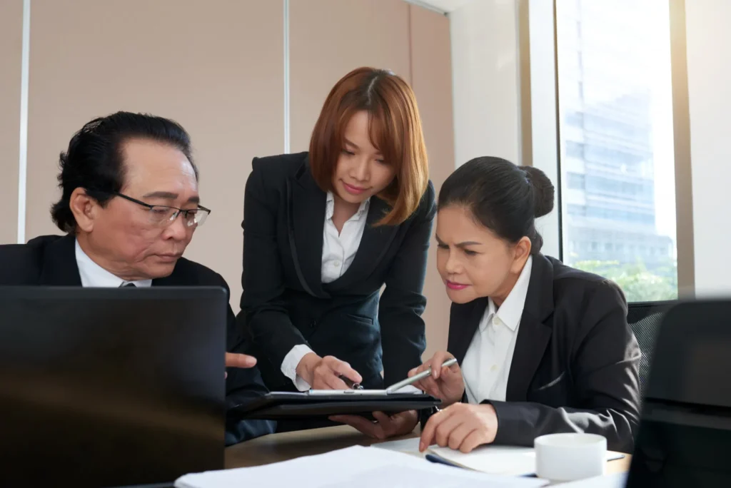 ทีมกฎหมายตรวจเอกสารด้านแรงงานในสำนักงาน